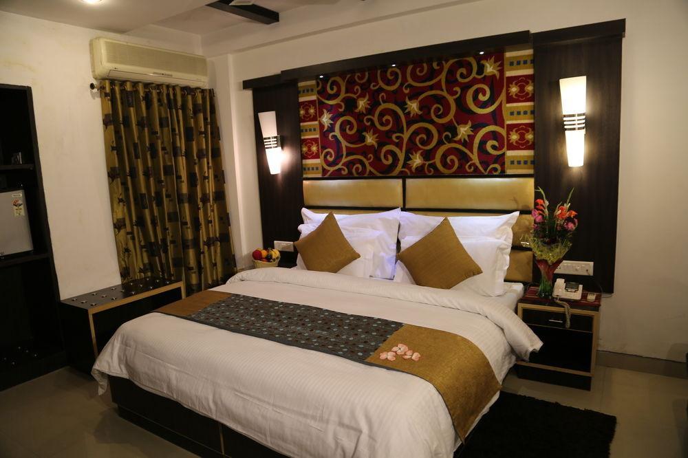 Hotel Sri Nanak Continental Delhi  Exterior foto