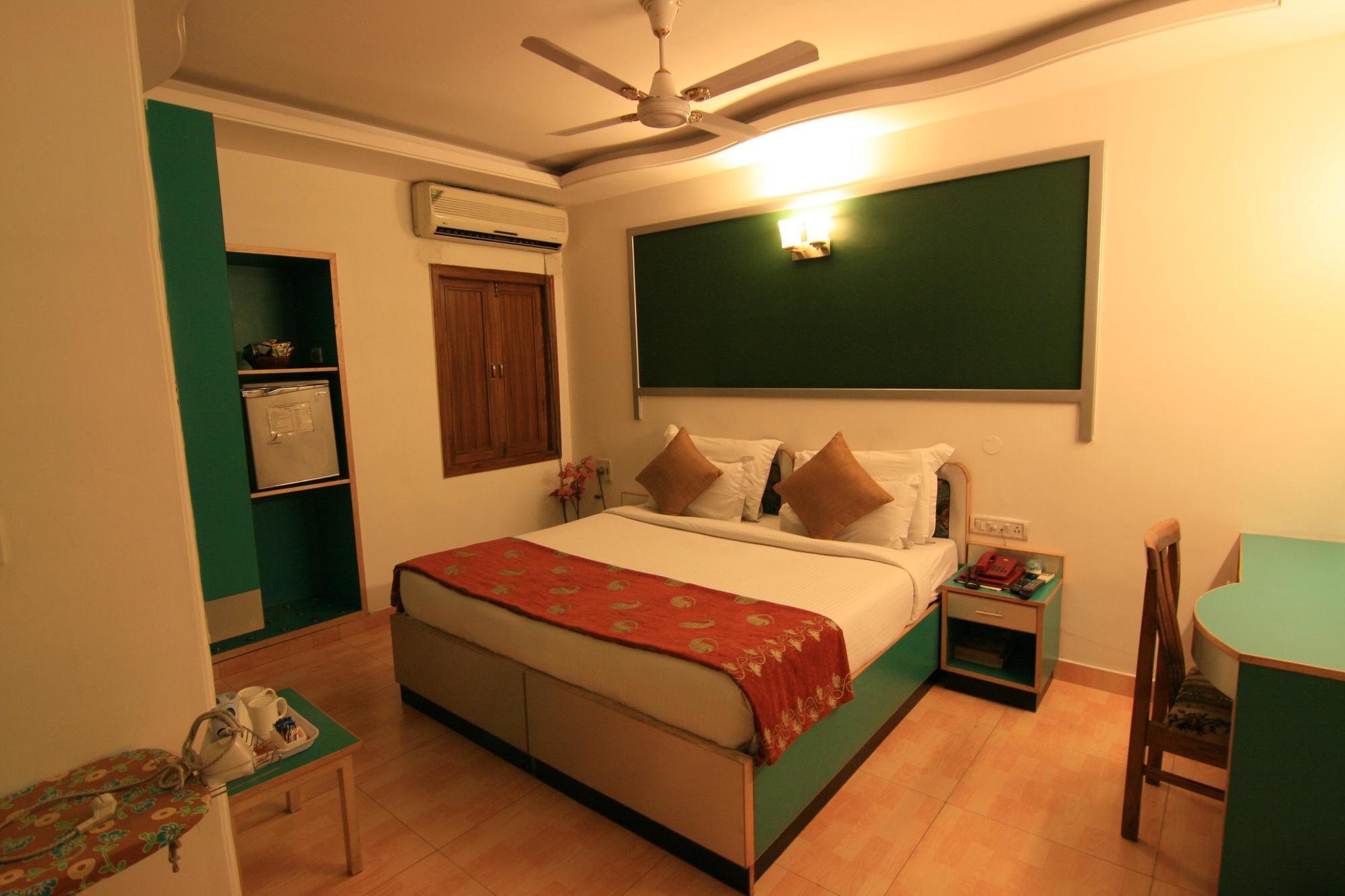 Hotel Sri Nanak Continental Delhi  Habitación foto