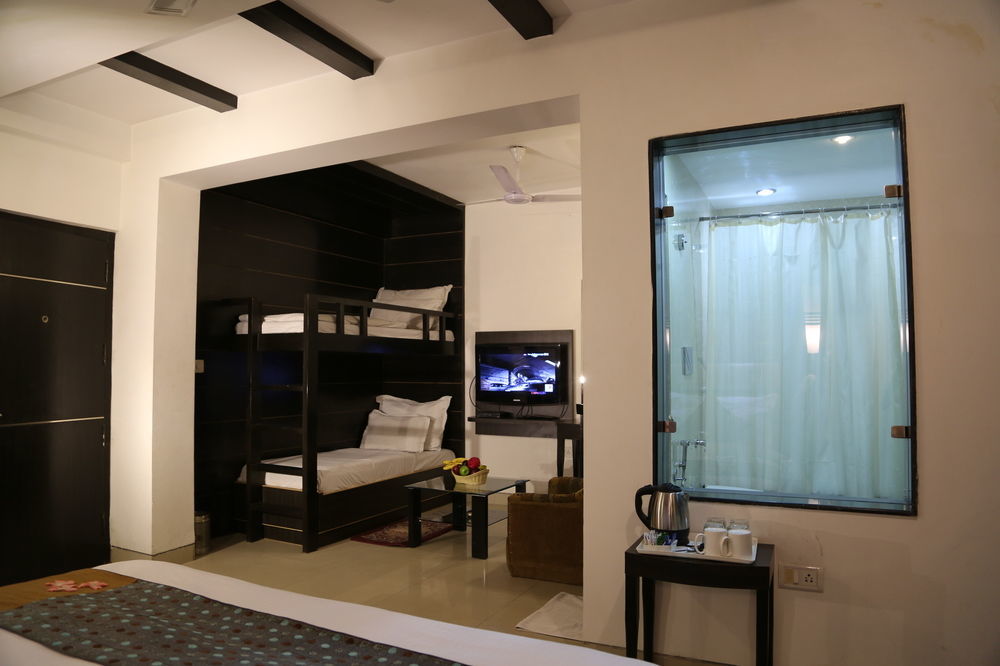 Hotel Sri Nanak Continental Delhi  Exterior foto