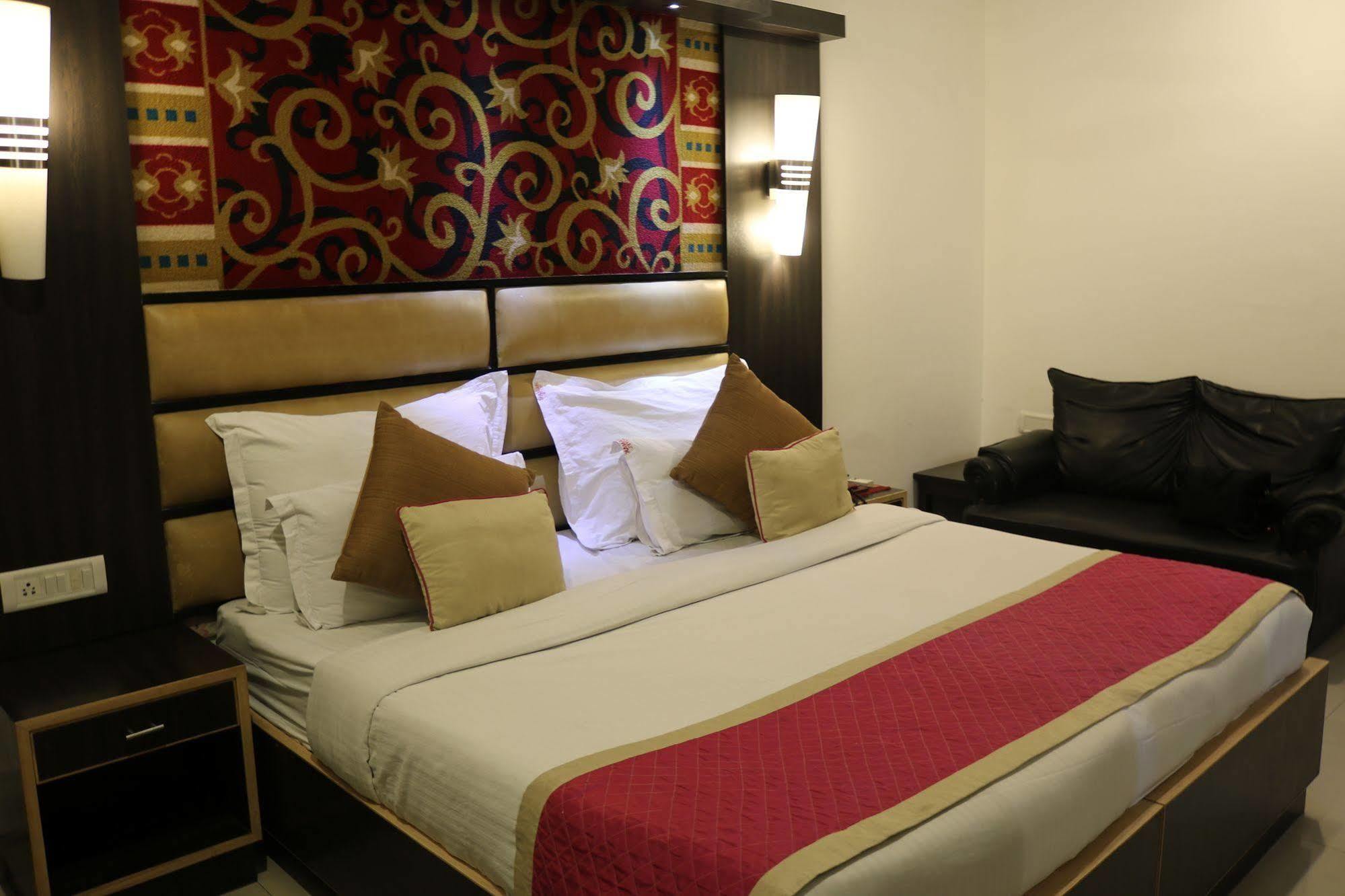 Hotel Sri Nanak Continental Delhi  Exterior foto