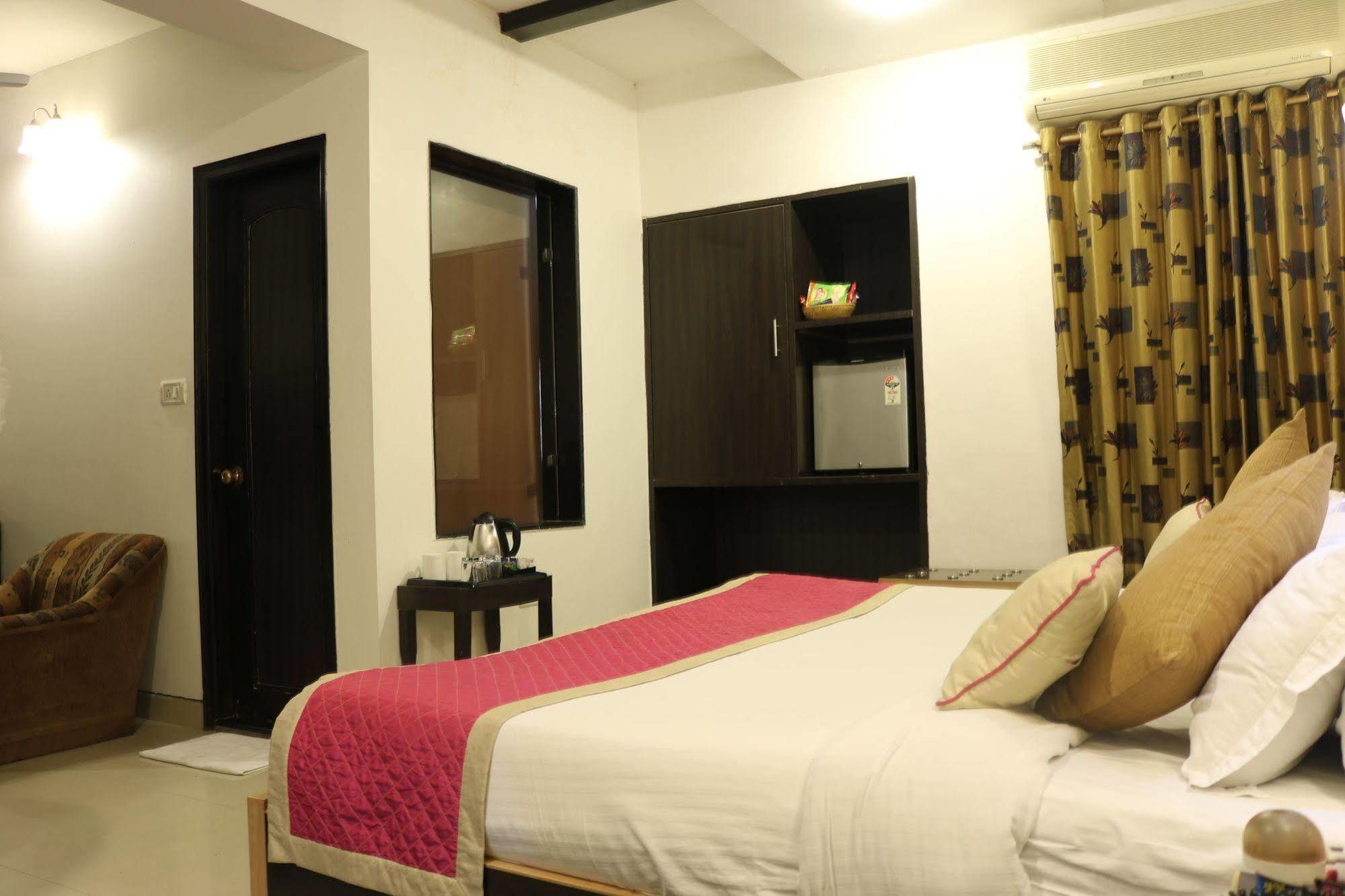 Hotel Sri Nanak Continental Delhi  Exterior foto