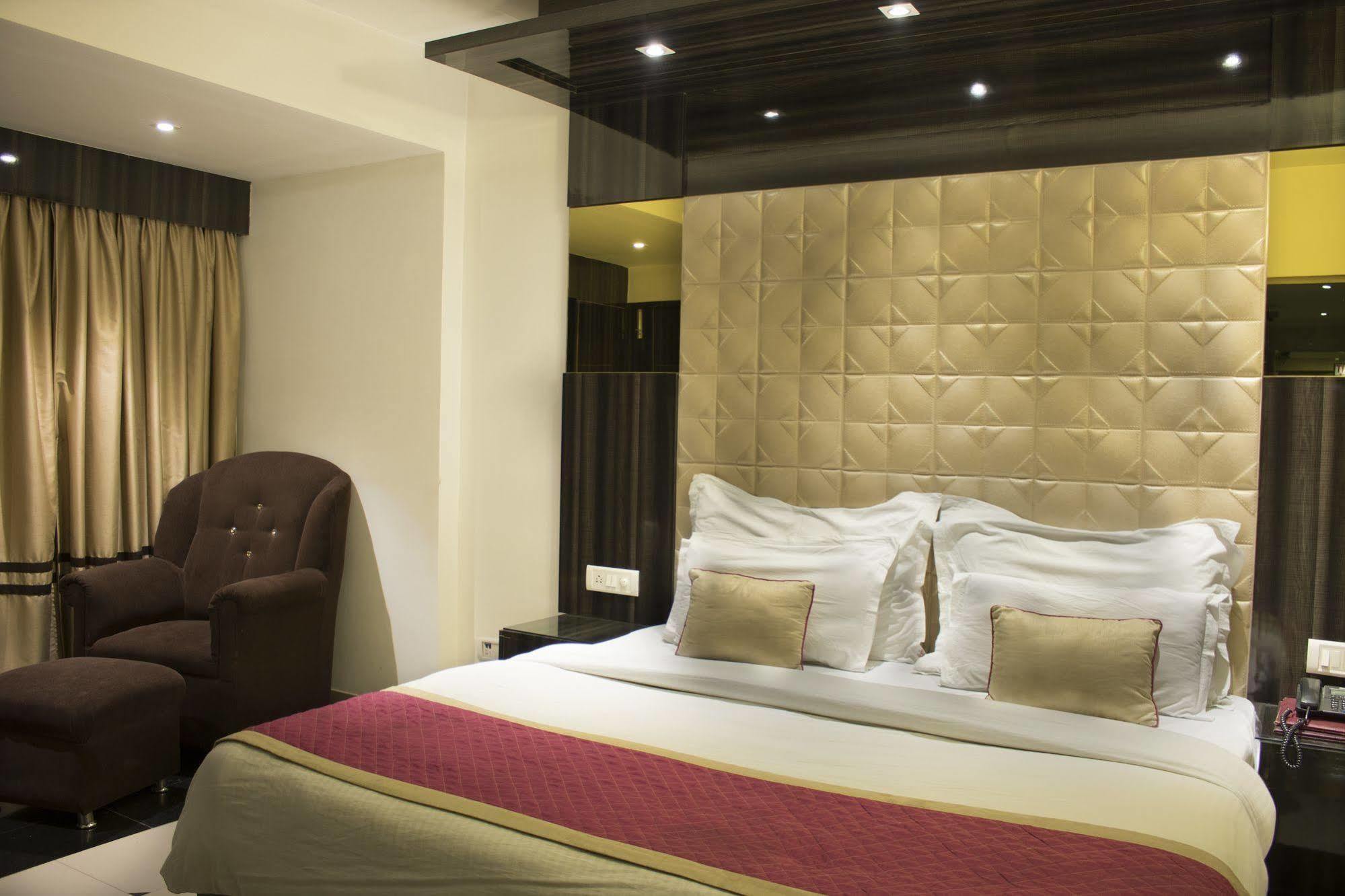 Hotel Sri Nanak Continental Delhi  Exterior foto