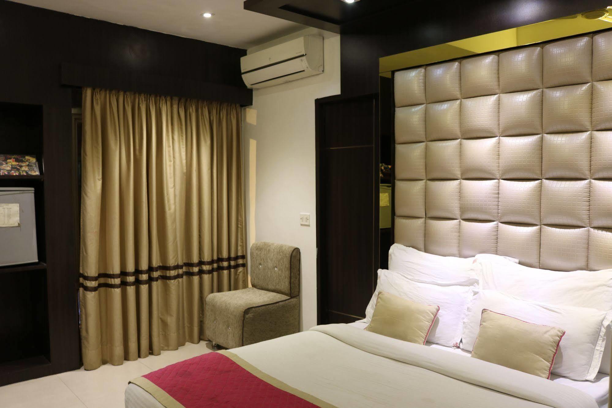 Hotel Sri Nanak Continental Delhi  Exterior foto