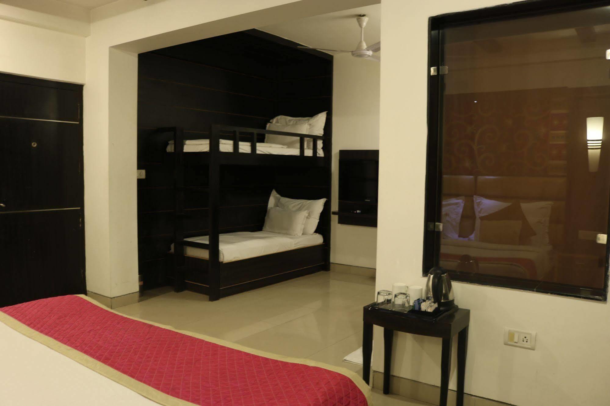 Hotel Sri Nanak Continental Delhi  Exterior foto