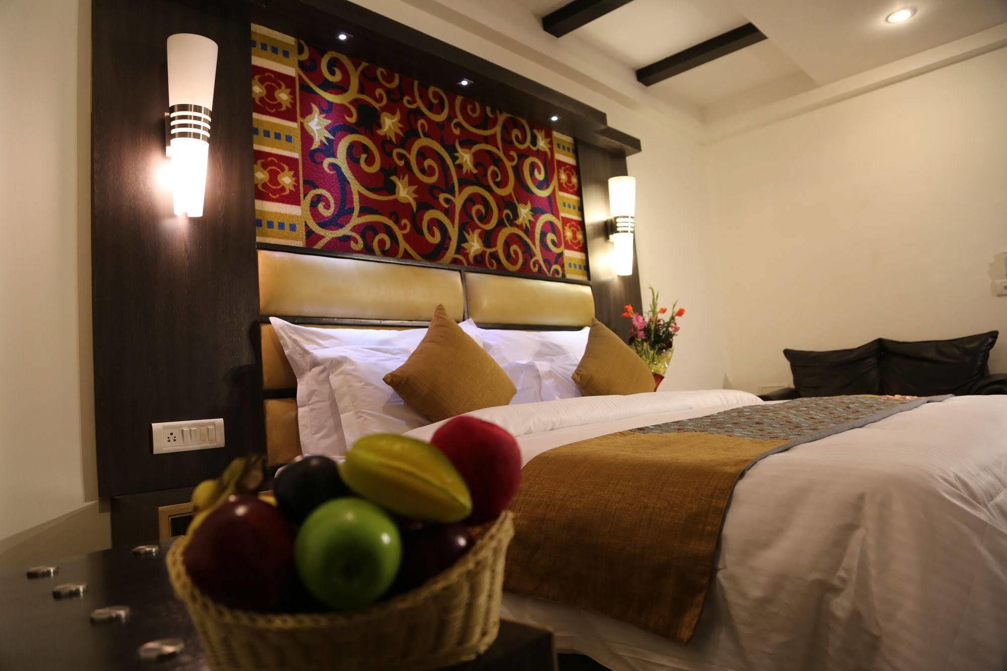 Hotel Sri Nanak Continental Delhi  Exterior foto